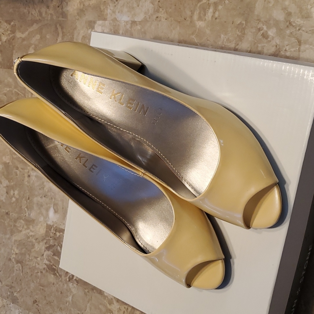 Anne Klein pearl yellow open toe pumps NEW size 10M